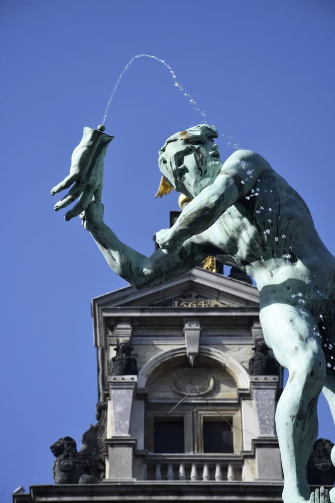 Belgique Grand place d'Anvers et sa statue du géant