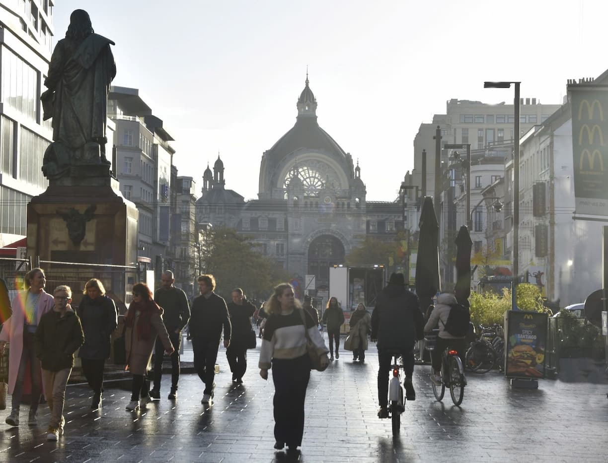Vue sur la gare d'Anvers depuis le Meir