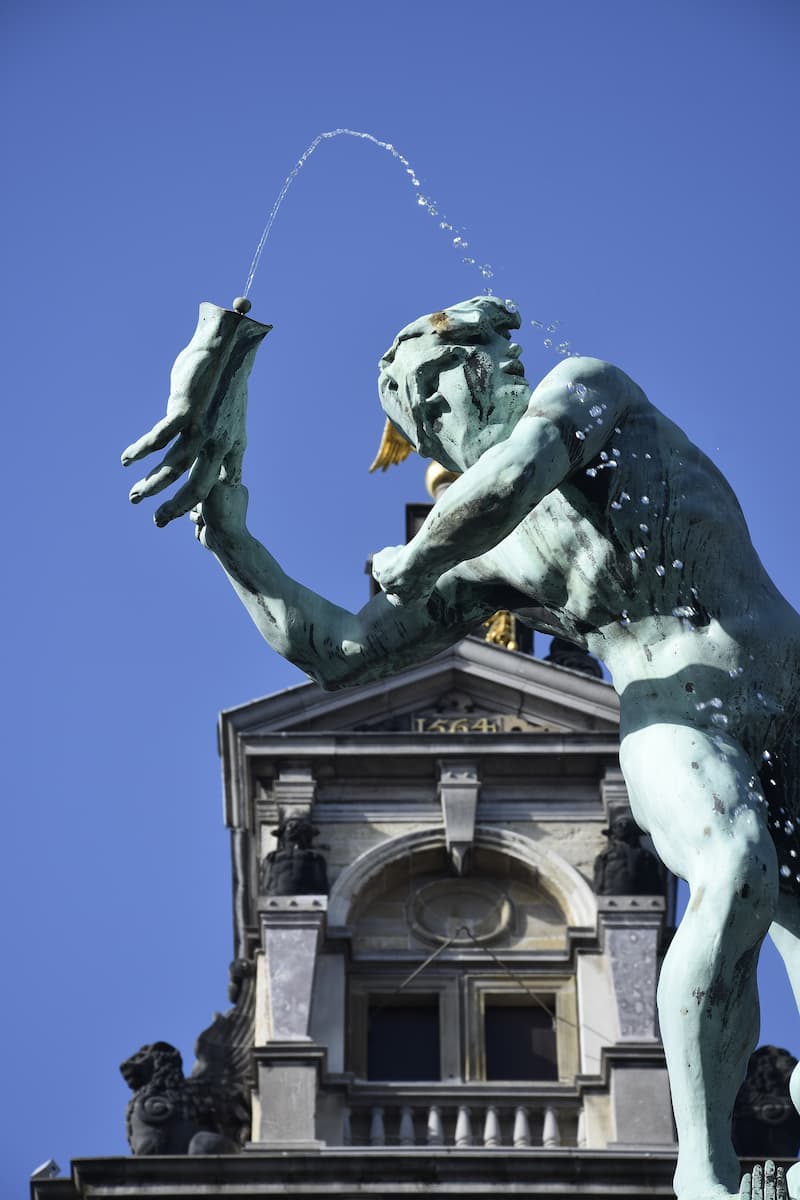 Belgique Grand place d'Anvers et sa statue du géant