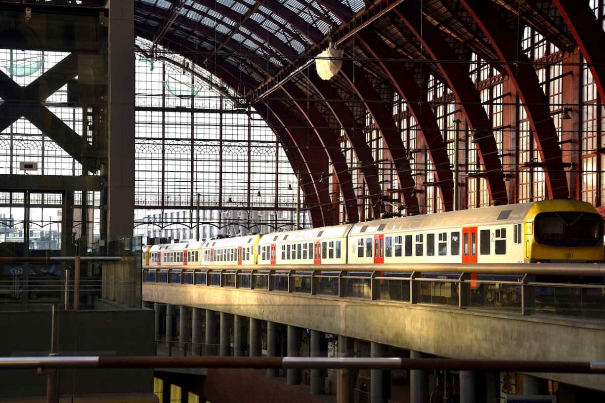 Train en gare d'Anvers en Belgique 