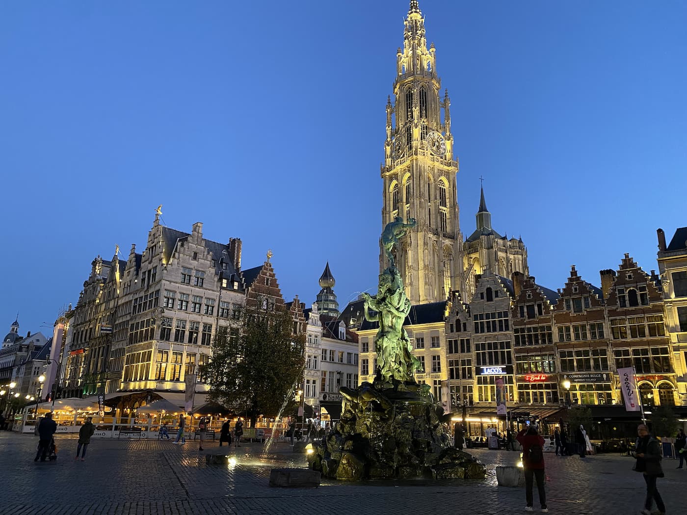 Tombée de la nuit sur la Grand-Place d'Anvers