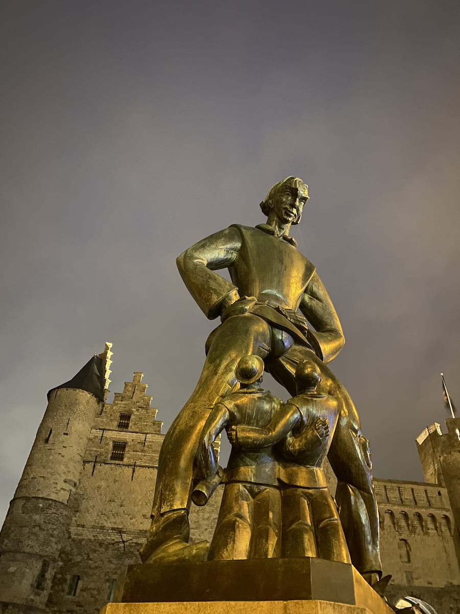 Belgique Anvers : château et sa statue de géant