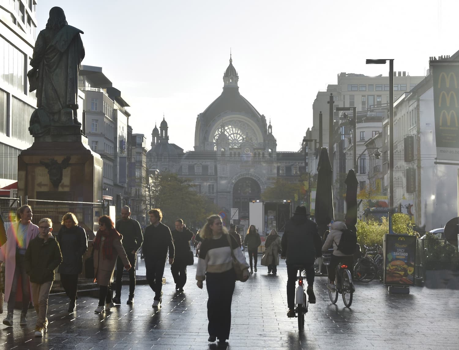 Vue sur la gare d'Anvers depuis le Meir