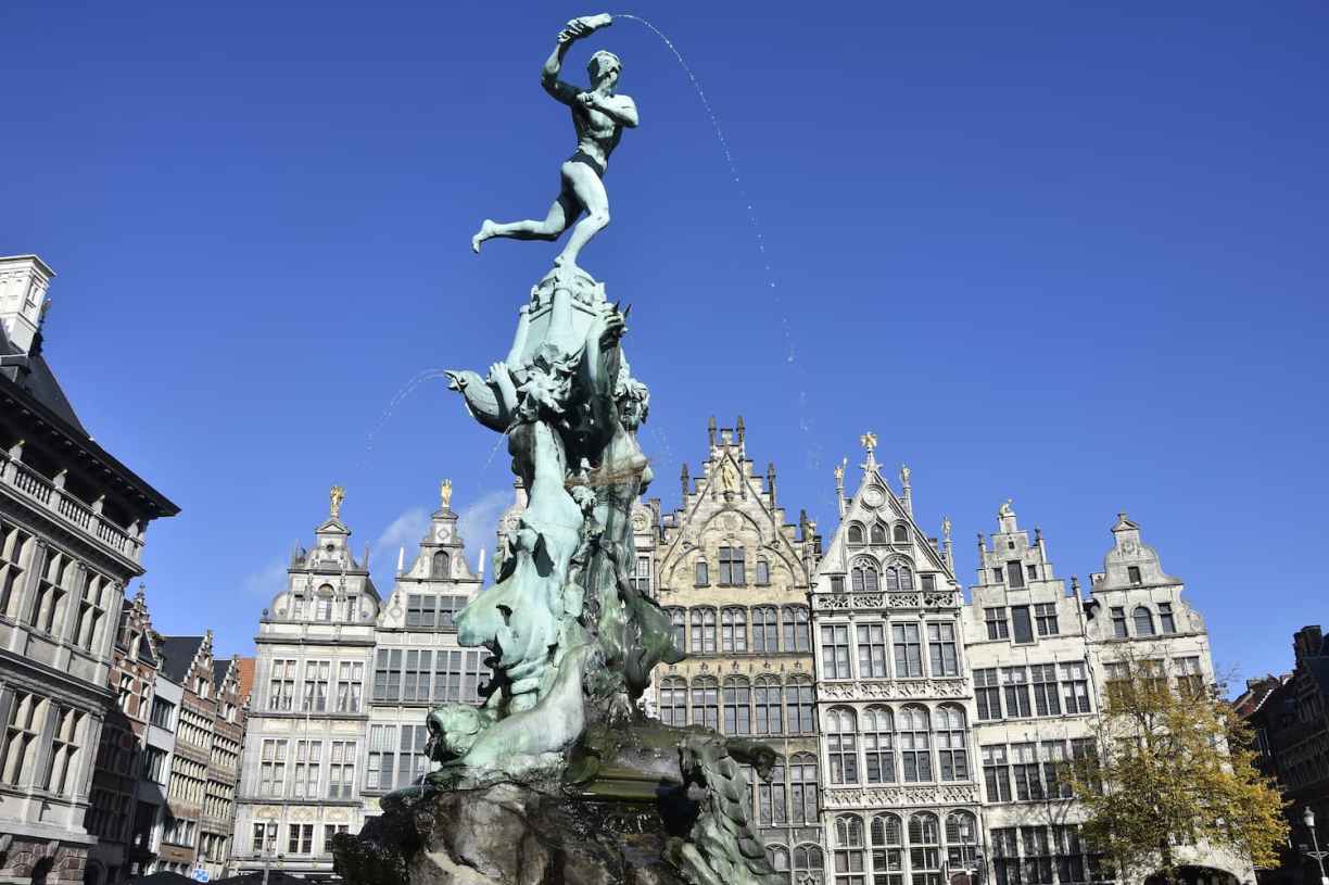 Belgique La Grand Place à Anvers et au fond les maisons des guildes