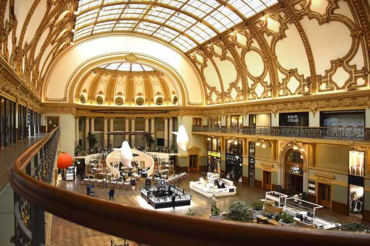 Un café sous la verrière du Stadsfeestzaal d'Anvers
