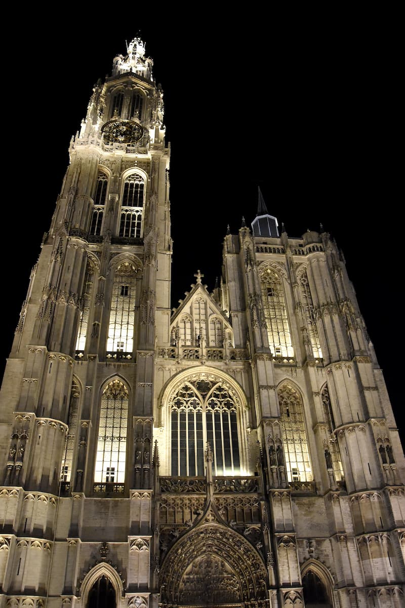 La cathédrale d'Anvers éclairée de nuit Belgique 