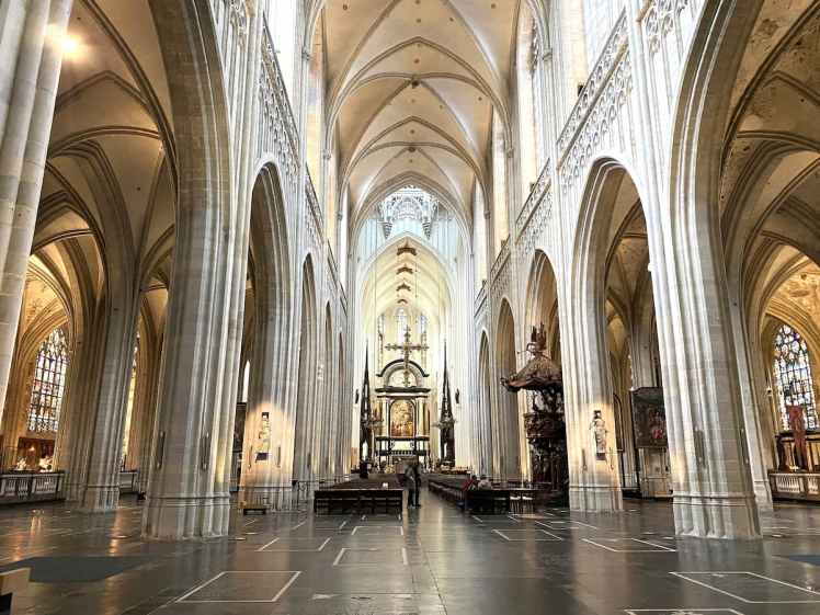 Nef de la cathédrale d'Anvers vue de l'intérieur