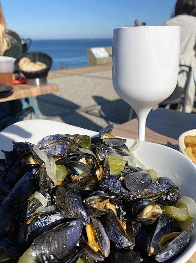 Normandie : moules frites sur la digue d'Étretat
