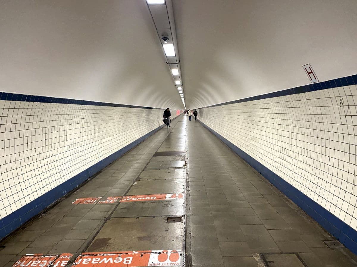 Belgique Anvers : Couloir du tunnel Saint-Anne sous l'Escaut