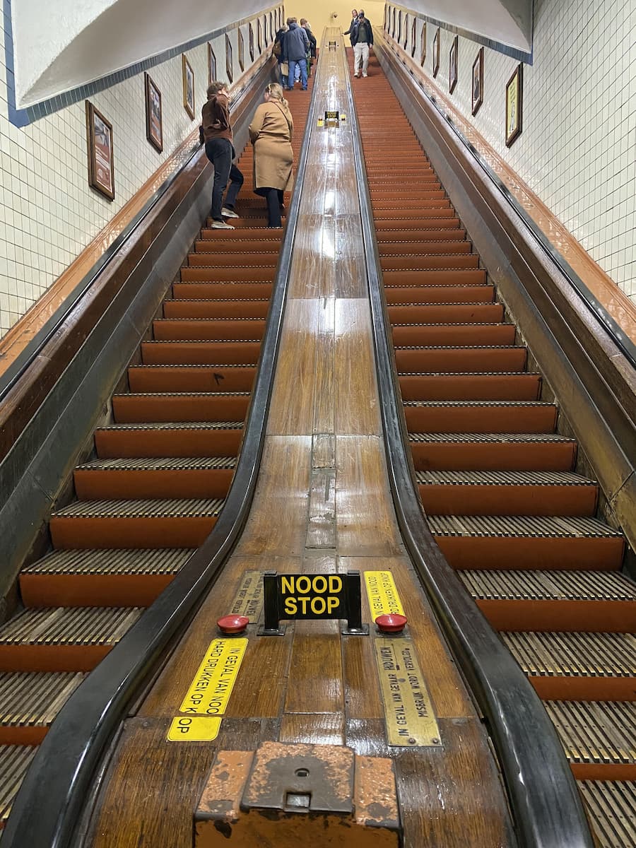 Belgique Anvers : escalator du tunnel Saint-Anne sous l'Escaut