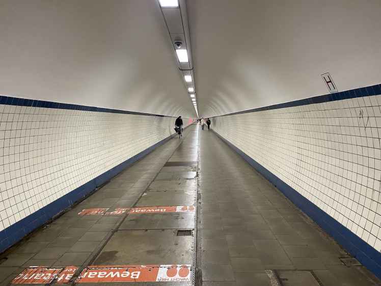 Passage piéton du Sint-Annatunnel sous l'Escaut à Anvers