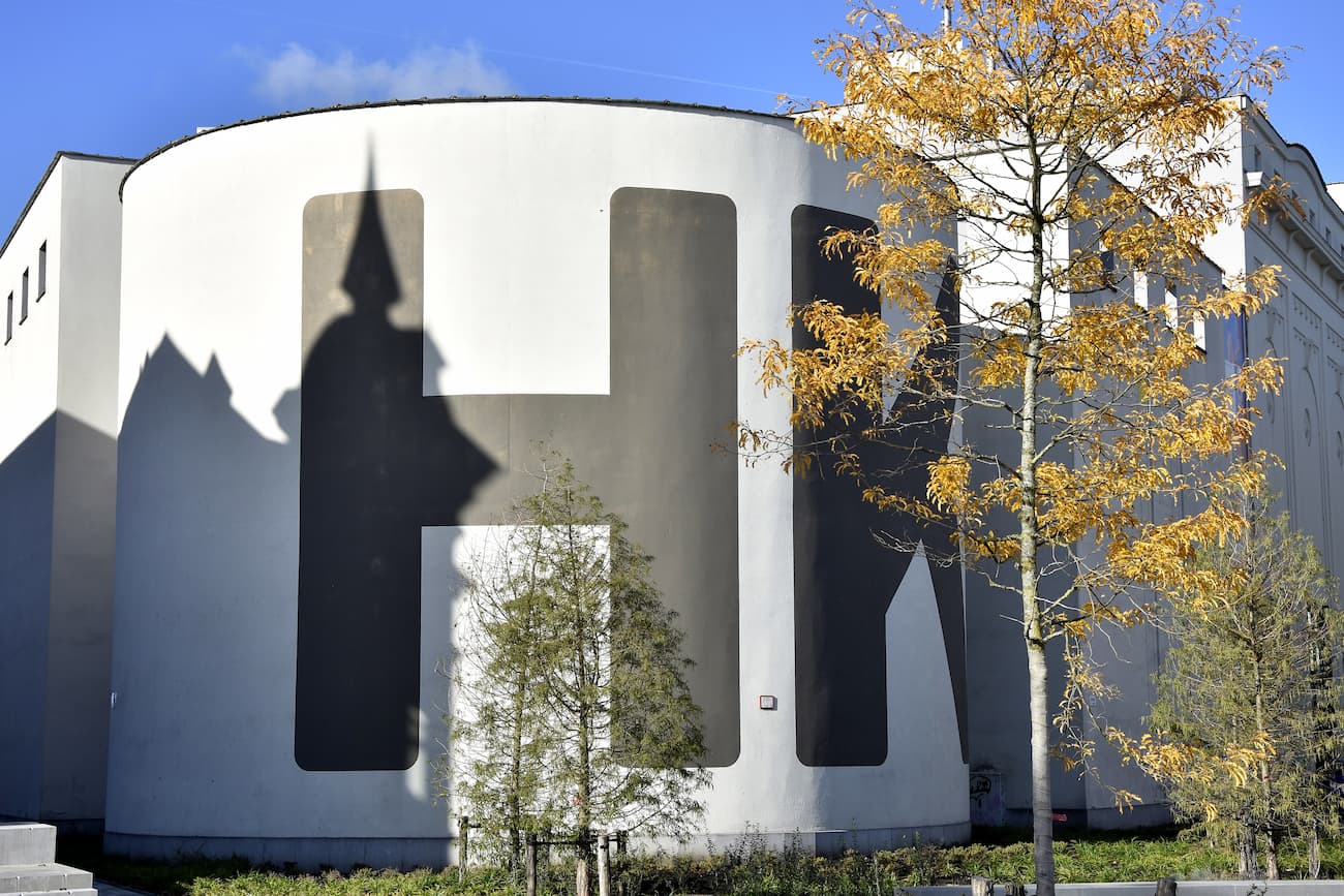 Un silo tagué HK à Anvers : musée d'art