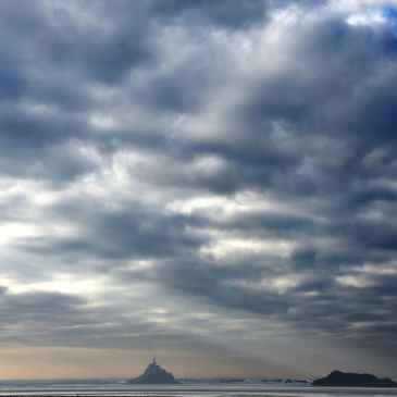 Un rayon de lumière éclaire le Mont Saint-Michel