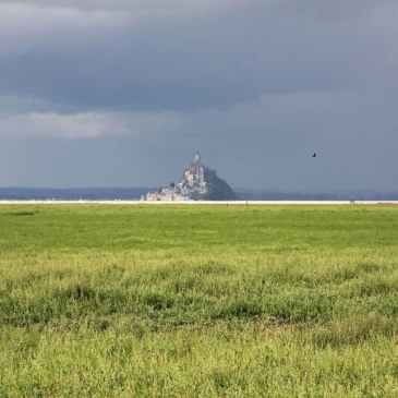 Le Mont-Saint-Michel sous un ciel d'orage