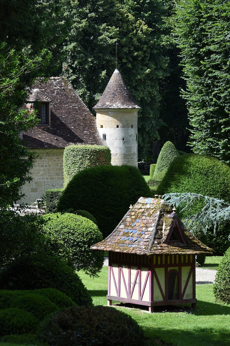 Topiaires dans les jardins du château de Boutemont 