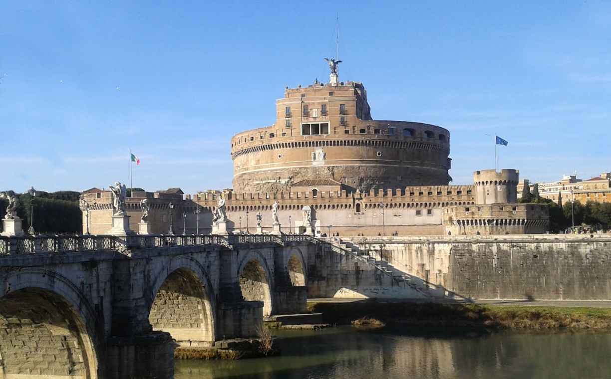 Vue du château Saint-Ange depuis les quais du Tibre à Rome