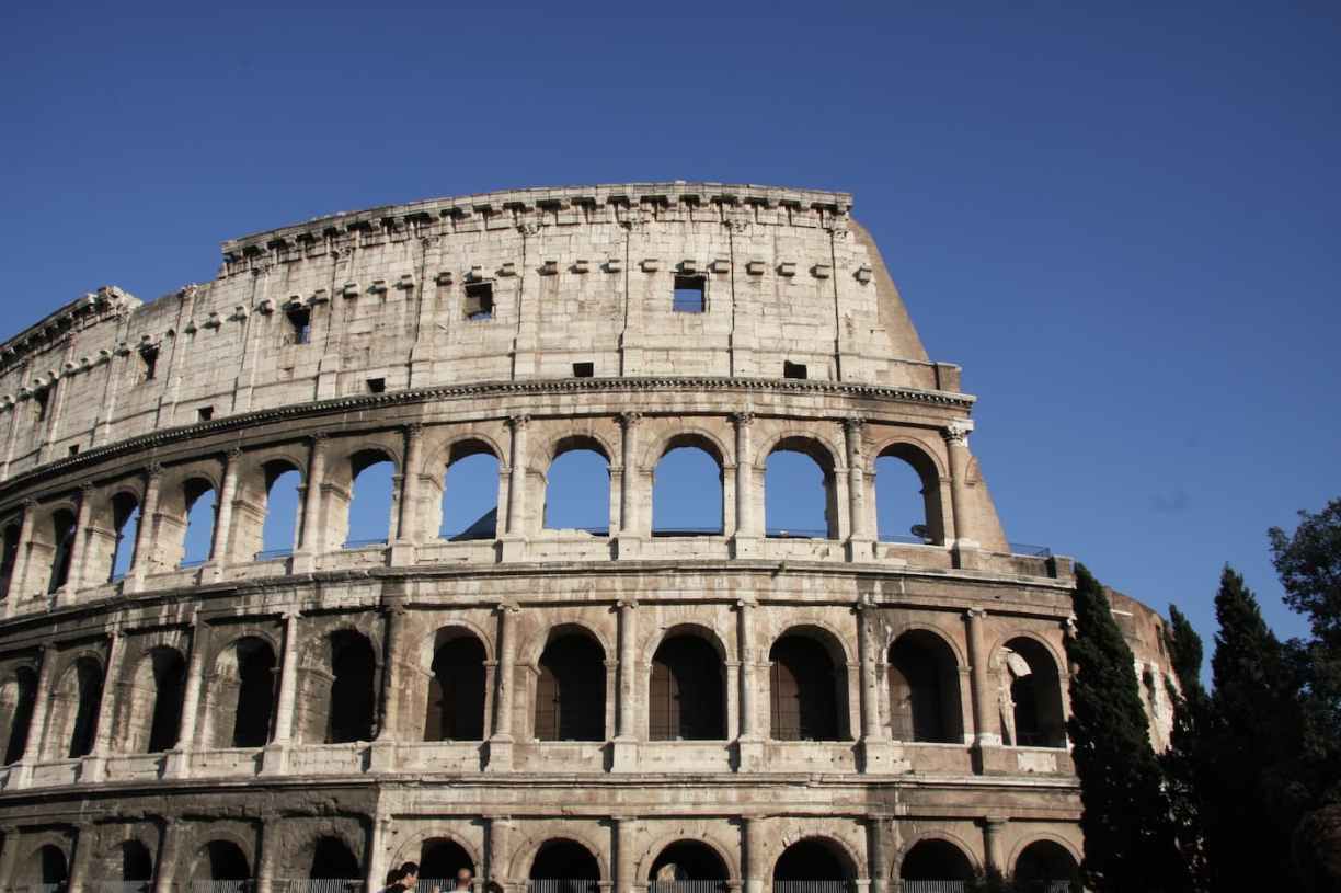 Ruines du colisée de Rome à proximité du forum et de l'arc de triomphe de Titus