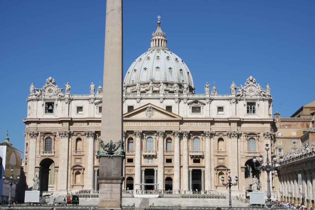 Façade de la basilique Saint-Pierre de Rome au fond de la place créée par le Bernin