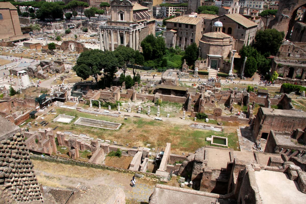 Vestiges de la maison des vestales et le temple d'Antonin et Faustine sur le forum romain