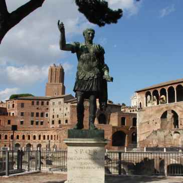 Statue de bronze de Jules César saluant