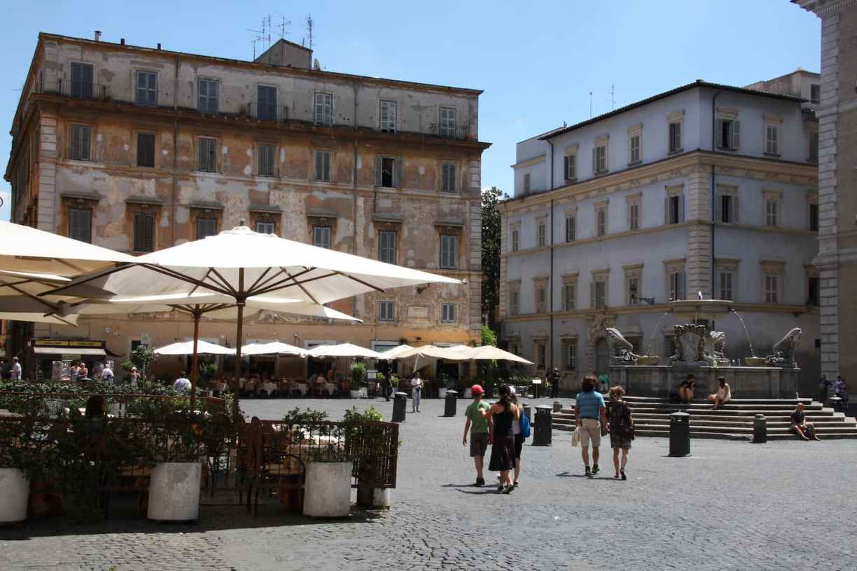 Le Trastevere à Rome, place du Trastevere et sa fontaine