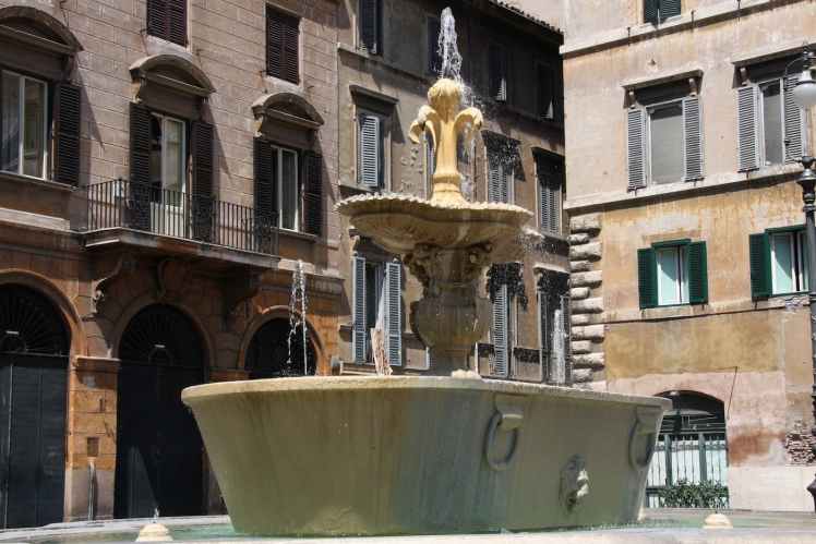 Baignoire des Thermes de Caracalla installée piazza Farnese à Rome