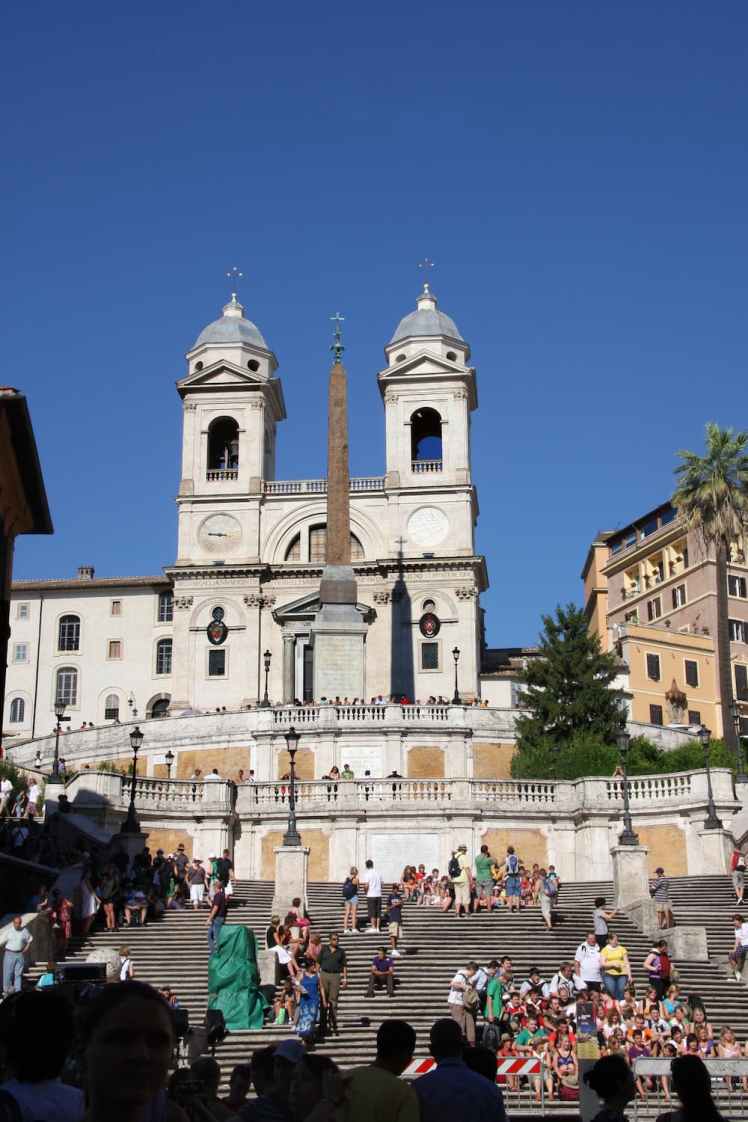 La place d'Espagne est connue pour l'escalier de la Trinité-des-Monts (135 marches) et pour sa fontaine en forme de barque.