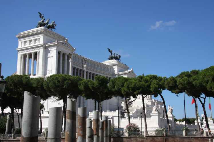 Connu sous les noms de Vittoriano ou d'Altare della Patria (Autel de la Patrie), le monument dédié à Victor Emmanuel II à Rome