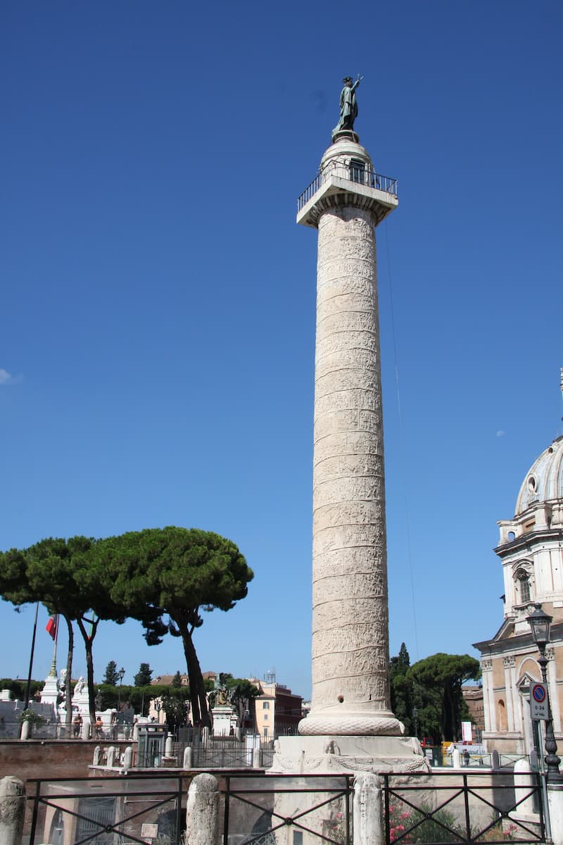 Rome : la colonne de Trajan sur les forums impériaux