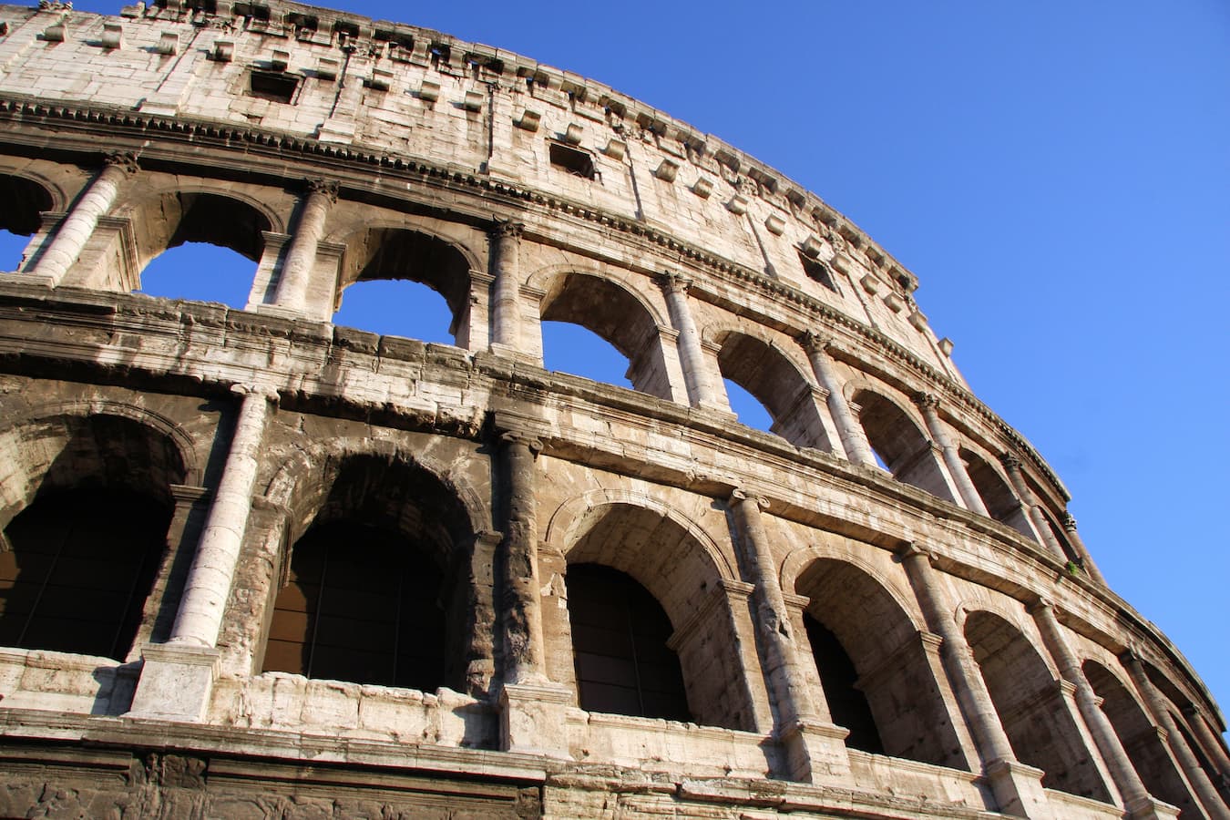 Mur arrondi du Colisée