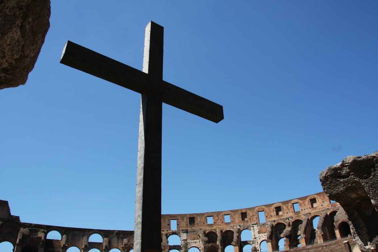 Rome : croix à l'intérieur du Colisée