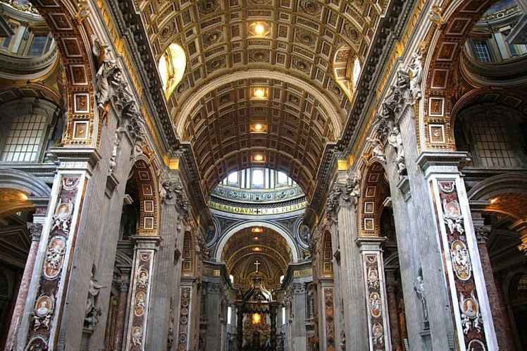 La nef de la basilique Saint-Pierre de Rome et le baldaquin du Bernin