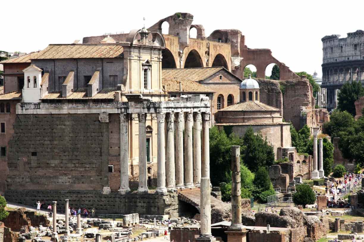 Rome : le temple d'Antonin et Faustine