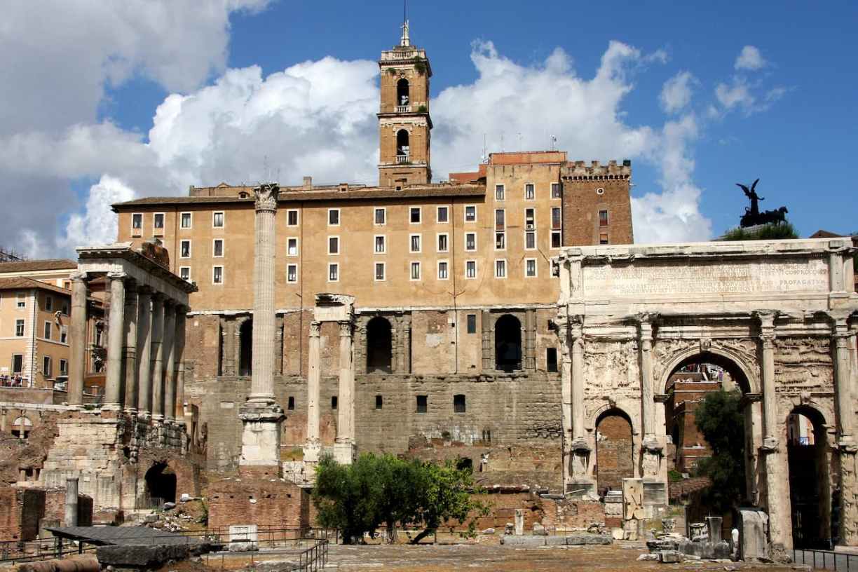 Forum romain : arc de Septime Sévère et temple de Saturne à Rome