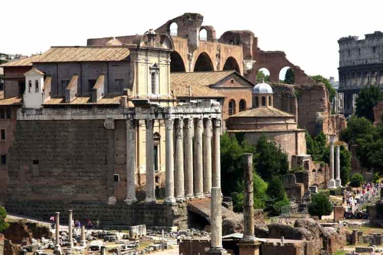 Temple d'Antonin et Faustine intégré à une église