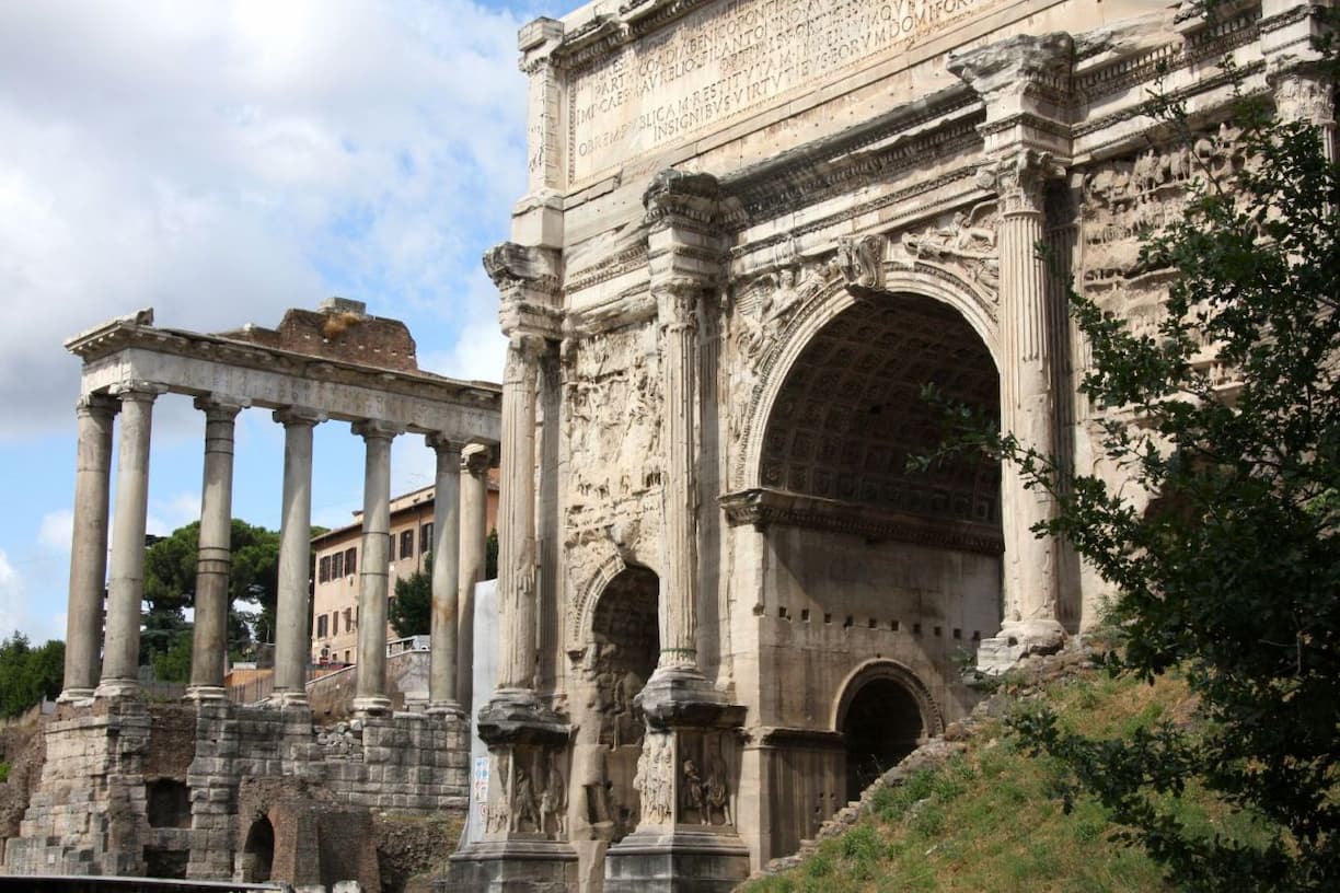 Rome temple de Saturne et arc de Septime Sévère sur le forum romain