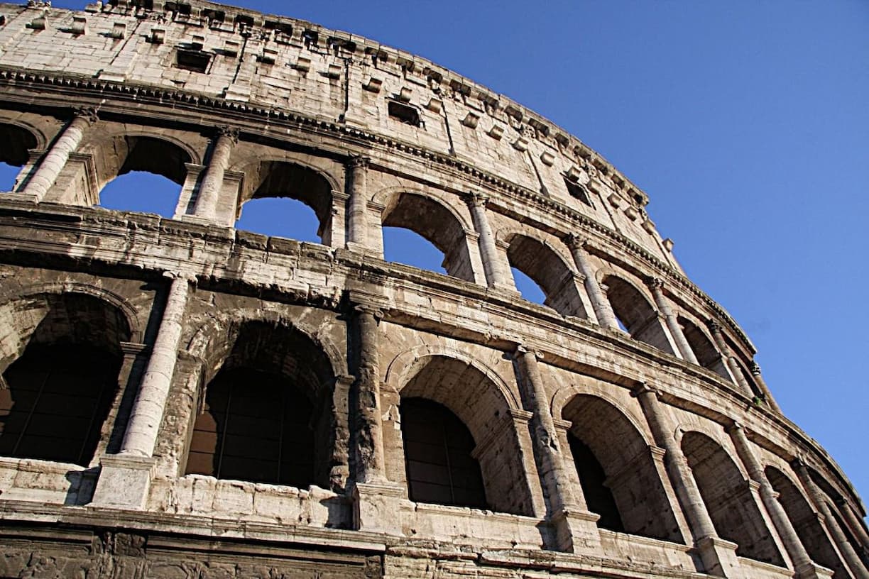 Mur arrondi du Colisée