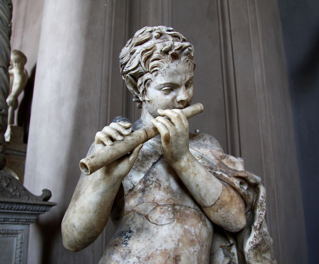 Statue de marbre : petit joueur de flûte