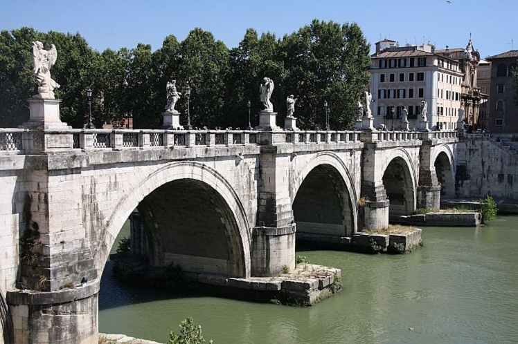 Le pont Saint-Ange, un des plus anciens ponts enjambant le Tibre à Rome