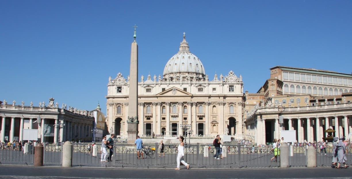 La basilique Saint-Pierre au fond de la place