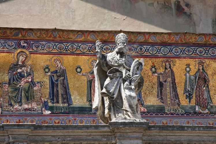 Statue décorant la basilique Santa Maria in Trastevere à Rome