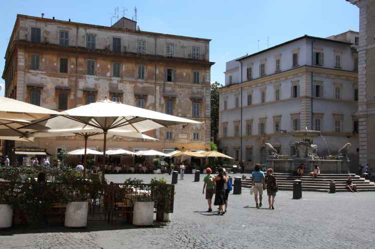 Place du quartier Trastevere avec ses maisons colorées à Rome