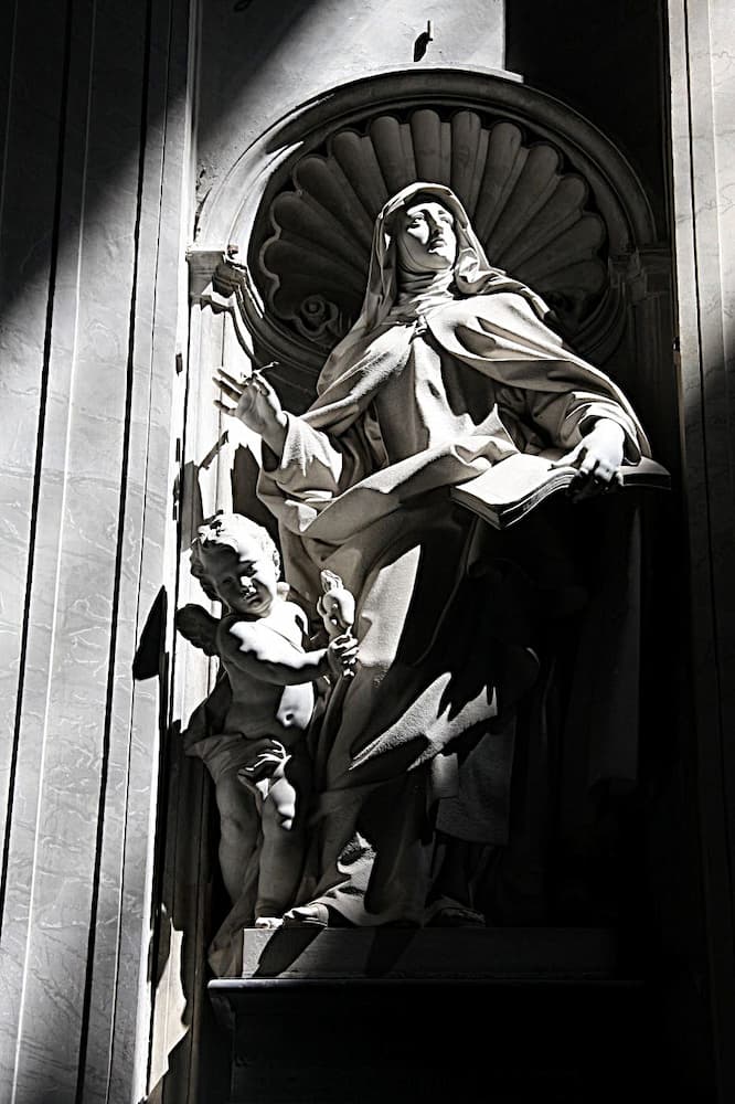 Clair-obscur sur la statue de Thérèse d'Avila