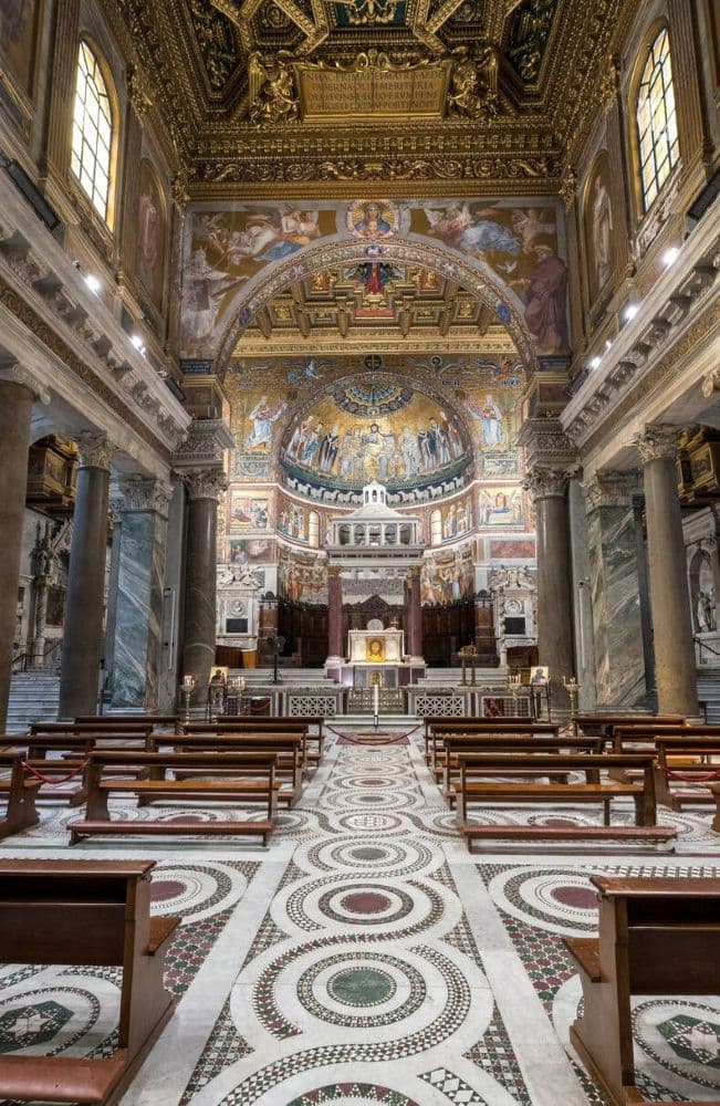 Rome nef de la basilique Santa Maria du Trastevere et ses mosaïques