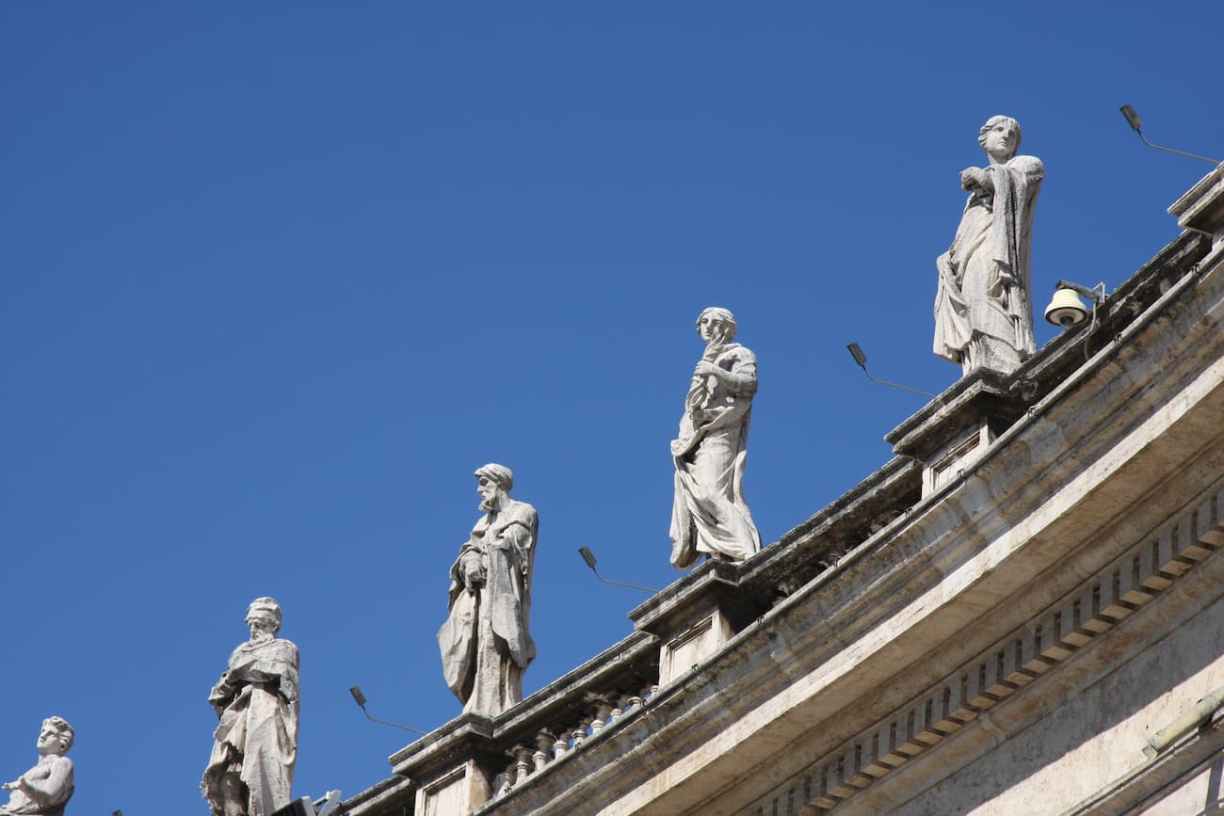 Colonnade de statues du Christ Rédempteur, saint Jean-Baptiste et onze apôtres