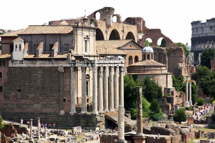 Temple d'Antonin et Faustine sur le Forum romain à Rome