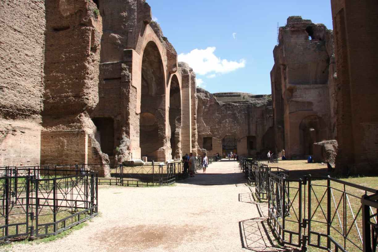 Ruines monumentales du complexe thermal romain, construit sous l'empereur Caracalla