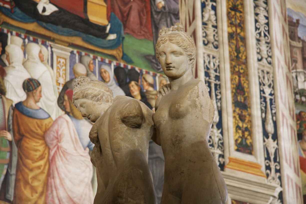 Statue de Trois Grâces de la cathédrale de Sienne en Toscane