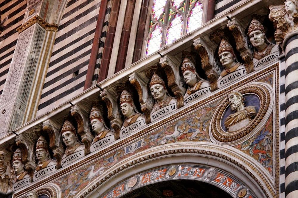 Italie Corniche décorée de têttes de papes