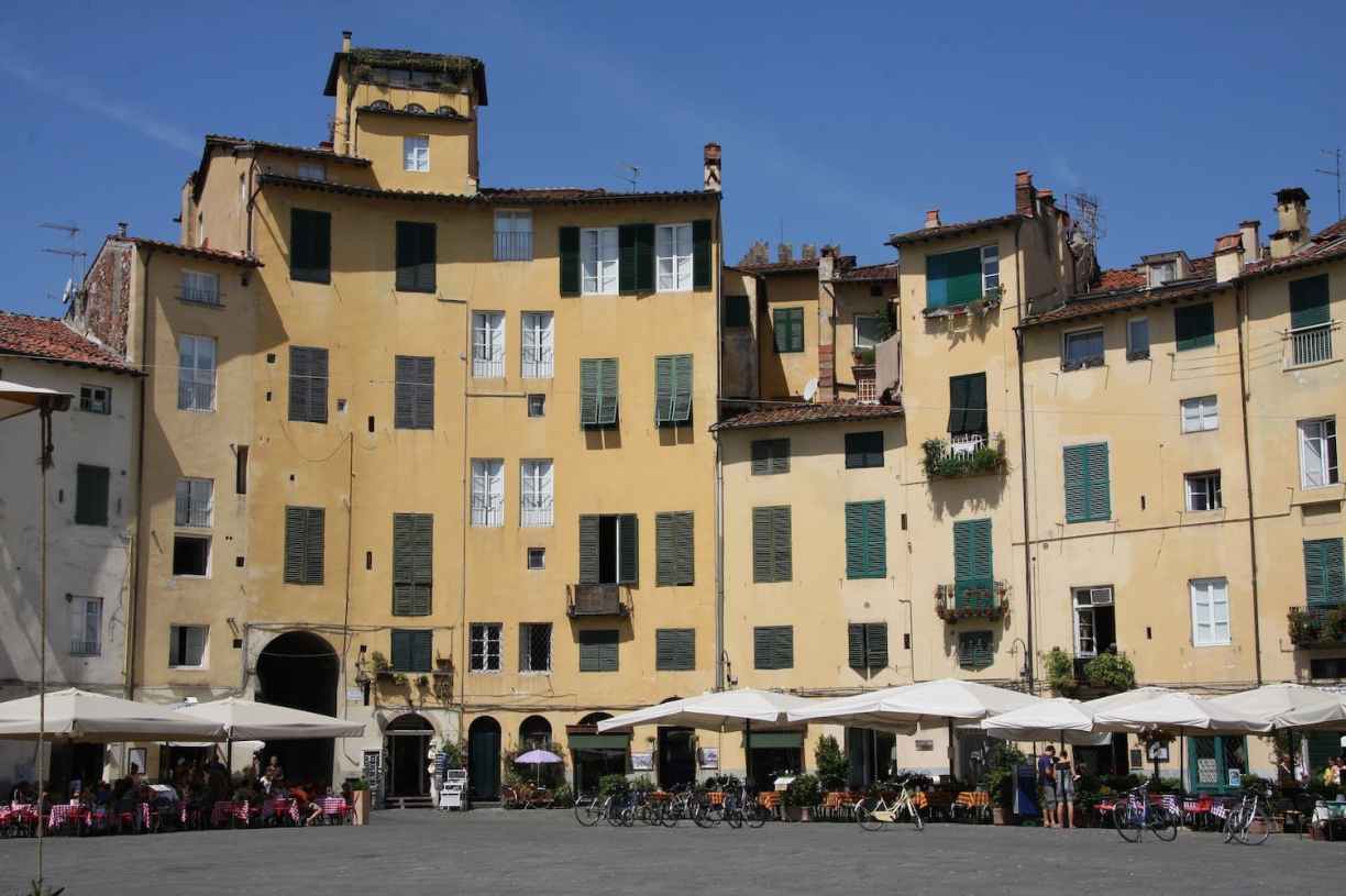 Toscane : Lucca place de l'amphithéâtre